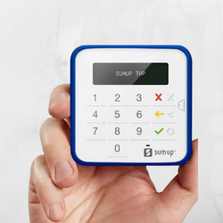 Maquininha SumUp Top na mão de uma pessoa