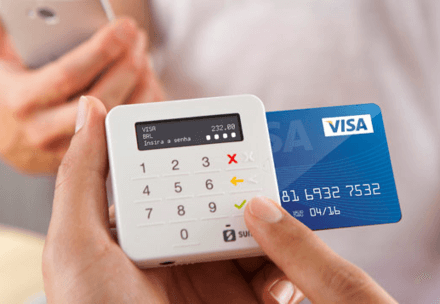 Maquininha SumUp Top sendo usada para vender