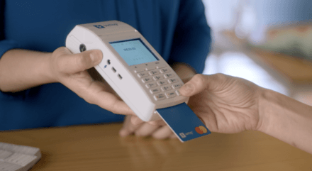 Cliente pagando uma conta na Sumup Total