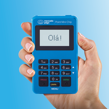 Point Mini Chip Mercado Pago com fundo azul sendo segurado por uma pessoa