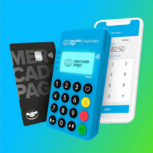 Point Mini NFC 1 do Mercado Pago com fundo azul e verde, um celular e cartão de crédito