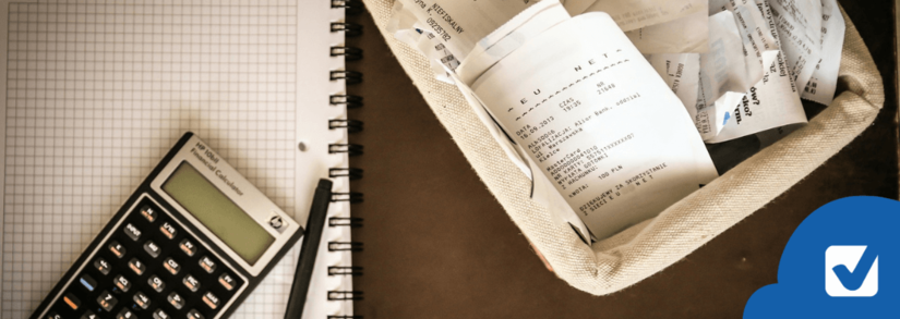 imagem de um caderno com uma calculadora e lápis em cima e do outro lado as notas fiscais. tudo em cima de uma mesa.