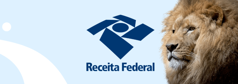 No centro o símbolo da Receita Federal e do lado direito o rosto de um leão simulando o Imposto de Renda em fundo azul